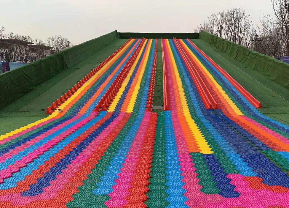 Anti-Slip Safety Measures for Rainbow Slides During Rainy and Snowy Weather